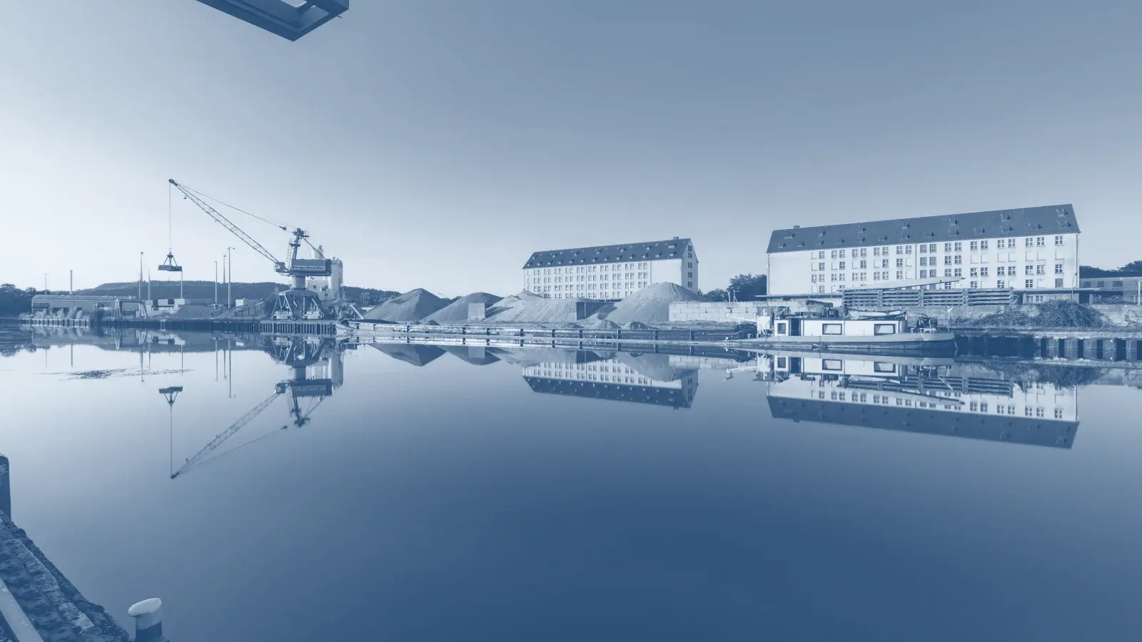 Der Osnabrücker Hafen, gespiegelt im ruhigen Wasser